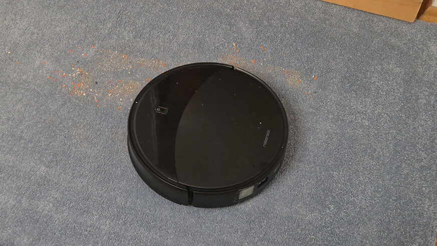 Der Saros 20 beim Saugtest auf einem Hochflor-Teppich mit Linsen und Haferflocken.